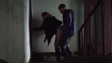 За деньги трахнул школьницу в подъезде