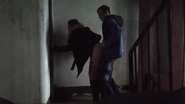 За деньги трахнул школьницу в подъезде