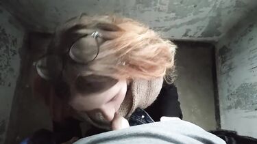 За деньги трахнул школьницу в подъезде