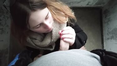 За деньги трахнул школьницу в подъезде