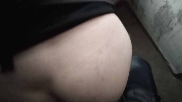 За деньги трахнул школьницу в подъезде