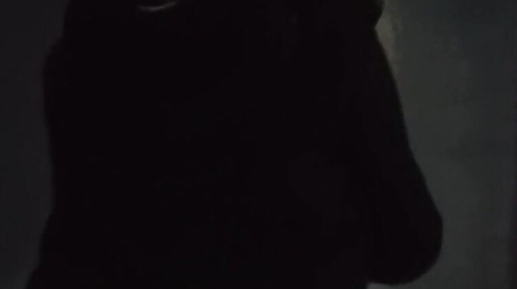 За деньги трахнул школьницу в подъезде