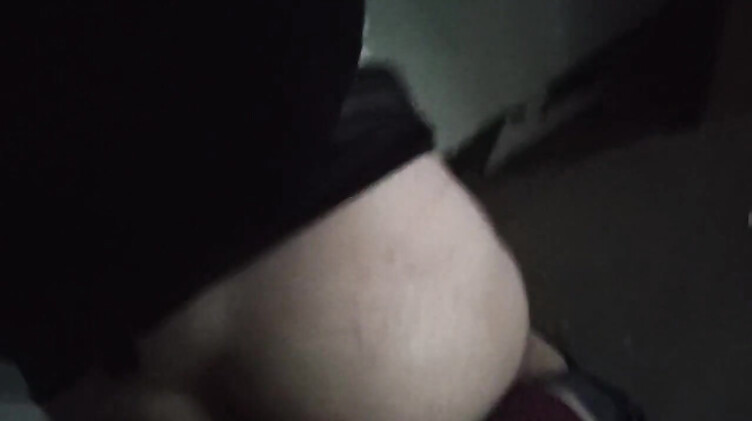 За деньги трахнул школьницу в подъезде