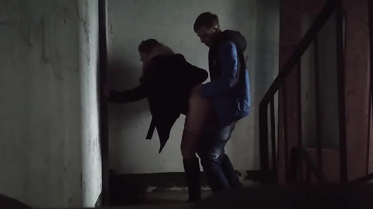 SweetAndFlow: За деньги трахнул школьницу в подъезде