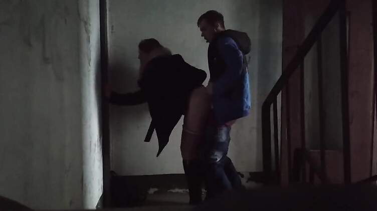 За деньги трахнул школьницу в подъезде