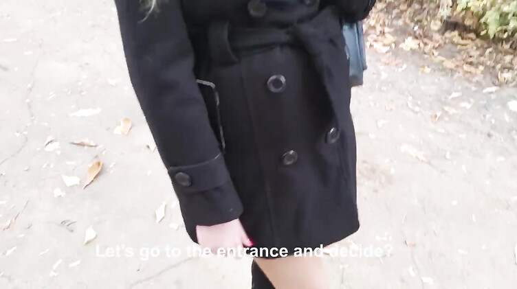 За деньги трахнул школьницу в подъезде