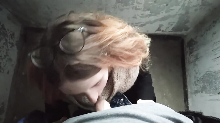 За деньги трахнул школьницу в подъезде