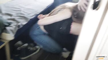 Девчонка подросток отсосала в поезде член симпатичного попутчика