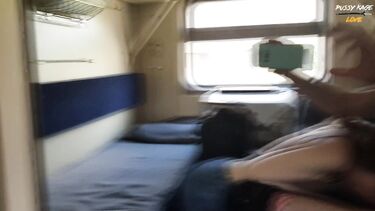 Девчонка подросток отсосала в поезде член симпатичного попутчика