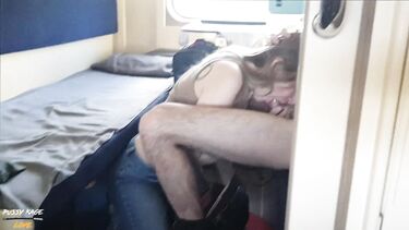 Девчонка подросток отсосала в поезде член симпатичного попутчика