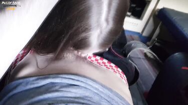 Девчонка подросток отсосала в поезде член симпатичного попутчика