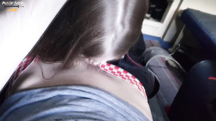 Девчонка подросток отсосала в поезде член симпатичного попутчика