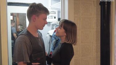 Юморной сантехник прочистил засор в пизде молодой одинокой девки