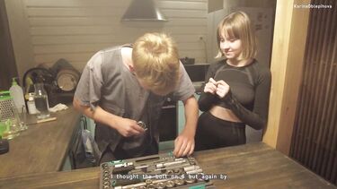 Юморной сантехник прочистил засор в пизде молодой одинокой девки