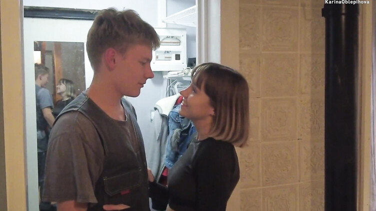 Юморной сантехник прочистил засор в пизде молодой одинокой девки