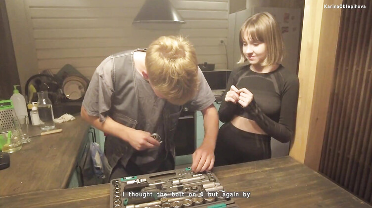 Юморной сантехник прочистил засор в пизде молодой одинокой девки