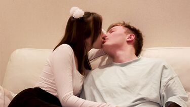 Старшеклассница трахает парня девственнника с дорогим компьютером