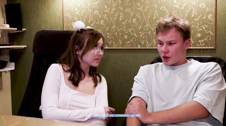 Старшеклассница трахает парня девственнника с дорогим компьютером