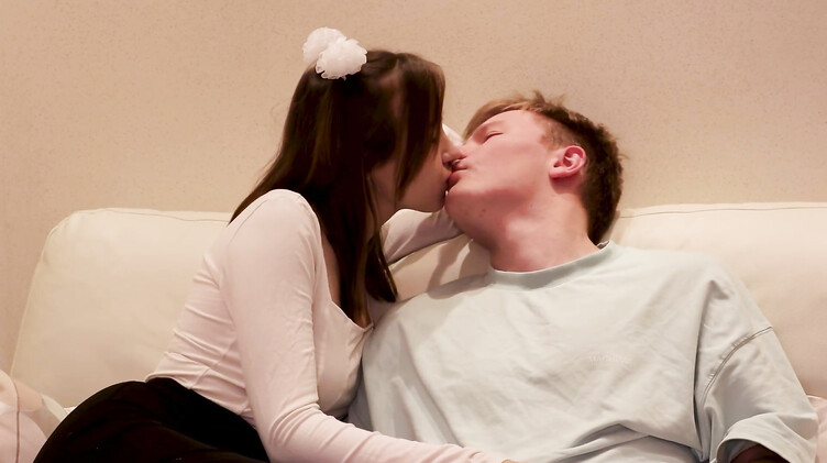 Старшеклассница трахает парня девственнника с дорогим компьютером