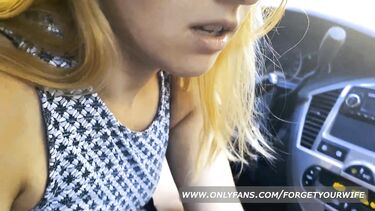 Тупая пизда сосет незнакомцу член за ремонт машины