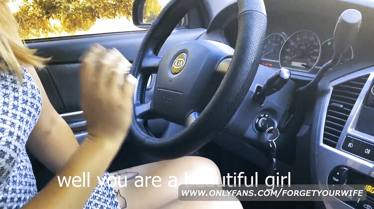 Тупая пизда сосет незнакомцу член за ремонт машины