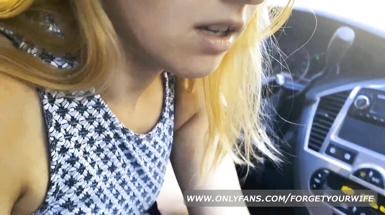 Тупая пизда сосет незнакомцу член за ремонт машины