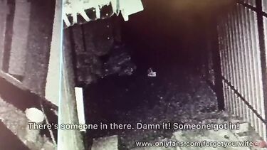 Начальник охраны поймал и трахнул воровку на складе