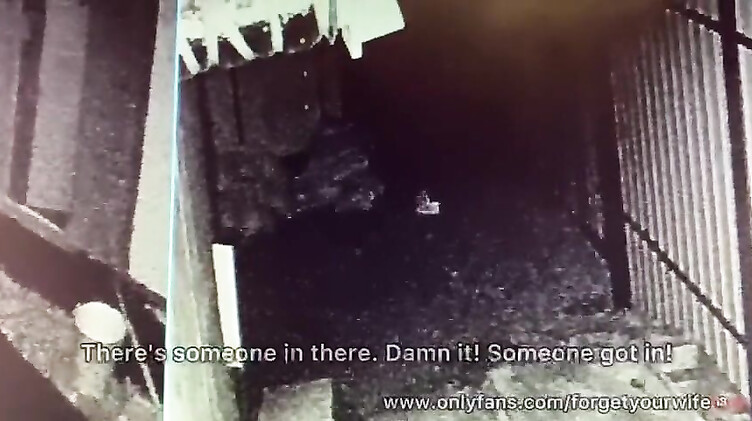 Начальник охраны поймал и трахнул воровку на складе