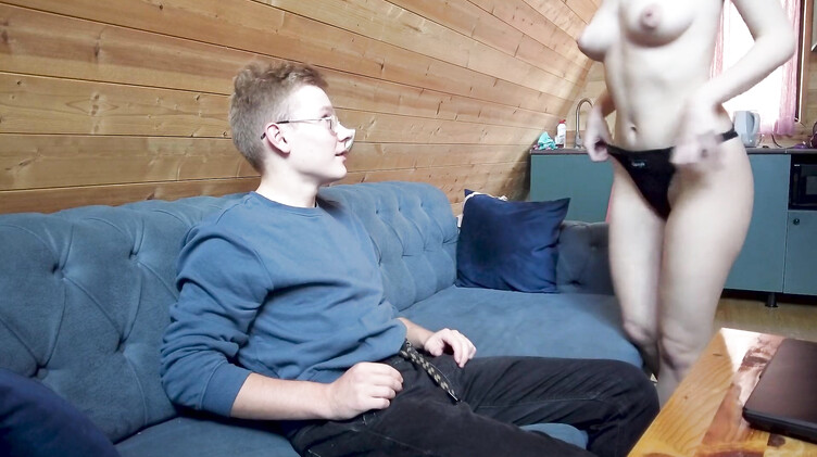 Опытная девушка лишает задрота девственности