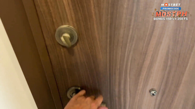 Ради жилья сосет член и ебется со сводным братом