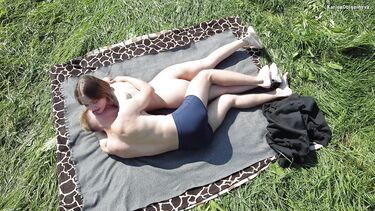 Водитель поимел на природе голую самокатчицу