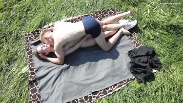 Водитель поимел на природе голую самокатчицу