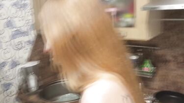 Трах раком с застрявшей в стиралке худощавой москвичкой