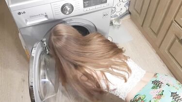 Трах раком с застрявшей в стиралке худощавой москвичкой