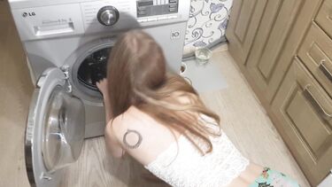 Застряла: Трах раком с застрявшей в стиралке худощавой москвичкой