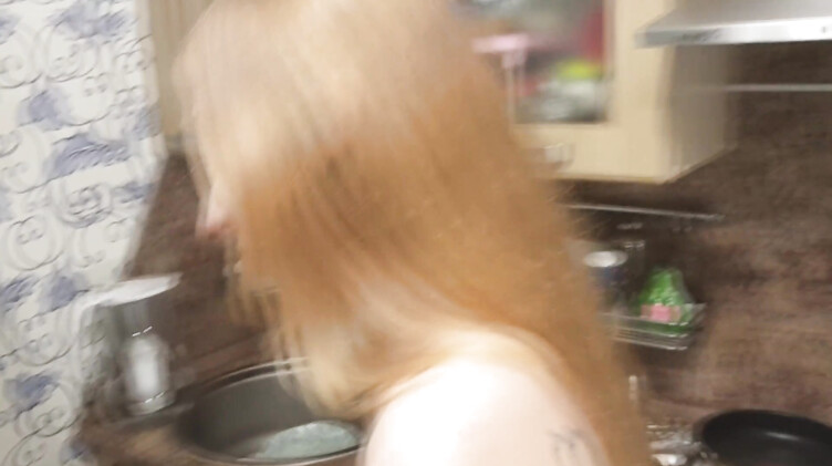 Трах раком с застрявшей в стиралке худощавой москвичкой