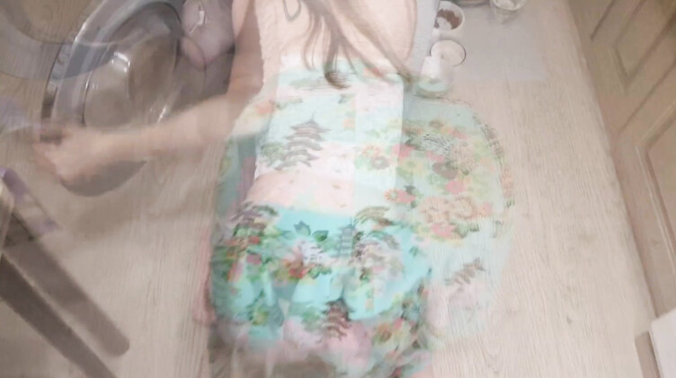 Трах раком с застрявшей в стиралке худощавой москвичкой