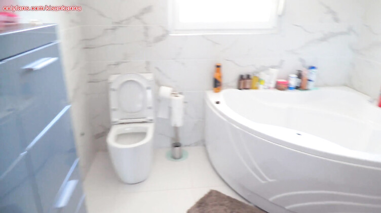 Сисястые любительницы: Нимфоманка сдала в аренду дом и трахнулась с жильцом