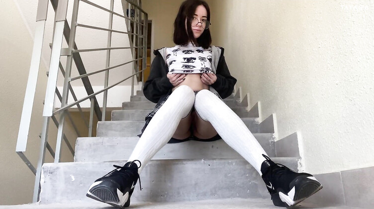 18-летняя сквиртит от мастурбации в подъезде, прогуливая пары