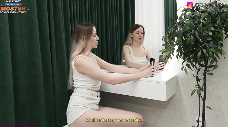 Вебкамщица строчит минет и трахается с шантажистом пасынком