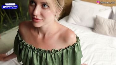 Отодрал сводную сестру, возбудившись от чулок на ее ножках