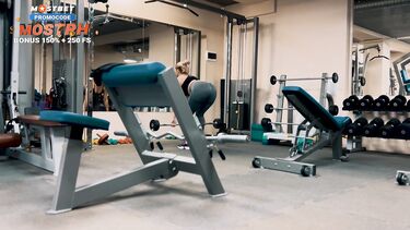 Снял в спортзале девку и наказал еблей за курение