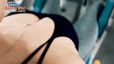 Снял в спортзале девку и наказал еблей за курение