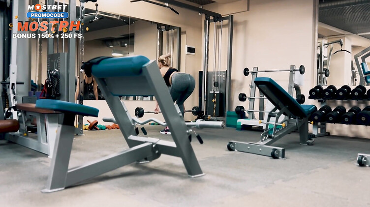 Снял в спортзале девку и наказал еблей за курение