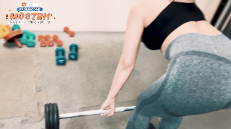 Снял в спортзале девку и наказал еблей за курение