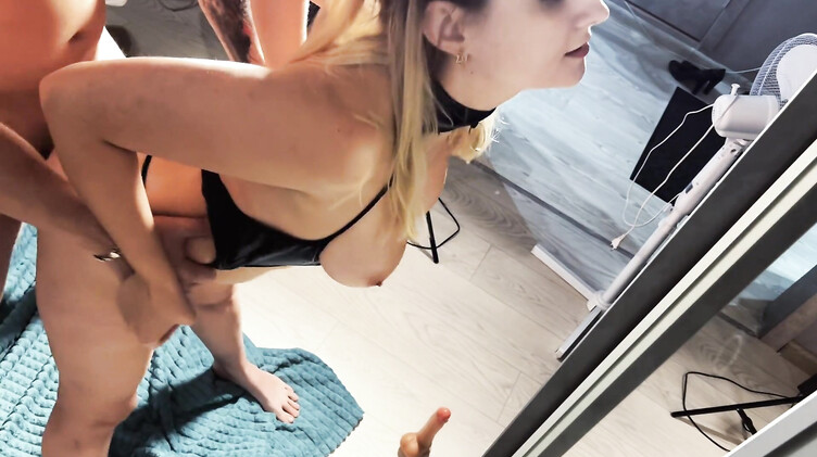 Девушка имитирует секс втроем используя дилдо и член своего парня