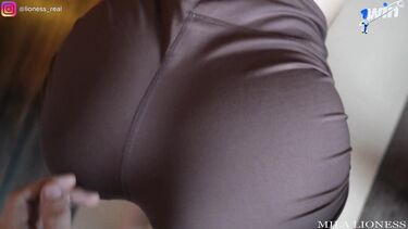 Сводный брат чпокнул Милу на коврике для йоги