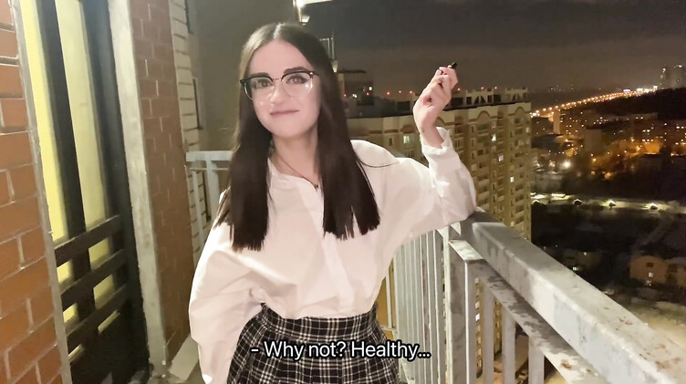 Блогер развел на секс замужнюю соседку в юбке