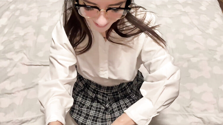 Блогер развел на секс замужнюю соседку в юбке