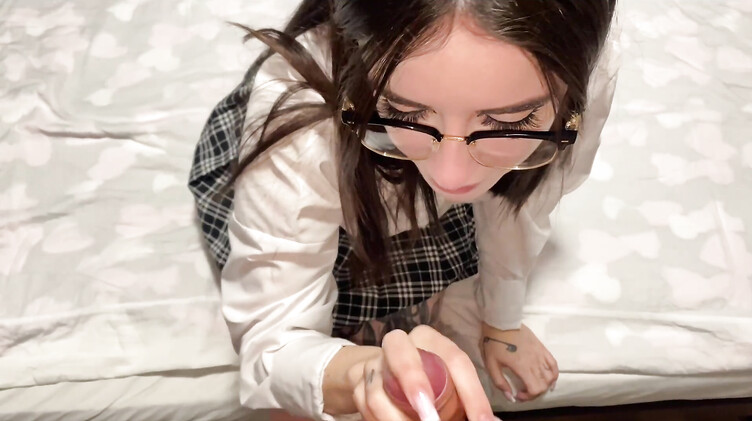 Блогер развел на секс замужнюю соседку в юбке